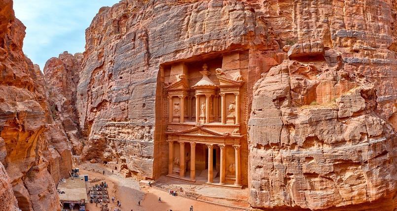 direção a Petra, com seu conjunto monumental de templos, mosteiros e anfiteatros do início da era cristã. Chegada e hospedagem em Petra.