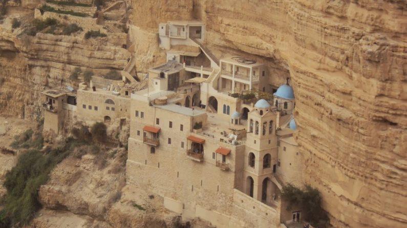 Apenas no século V é que John de Tebas -um eremita que se mudou do Egito para a Síria Palestina em 480 d.c.- iniciou a construção do monastério sob a ordem da Igreja Ortodoxa grega.