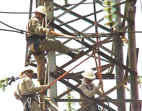 DESCRIÇÃO DO SISTEMA ATUALMENTE UTILIZADO PATILHAS Na abertura dos jumpers, em regime energizado, 03 (três) eletricistas são necessários no corpo da torre ( FOTO 2 ): - 01 eletricista com o gancho