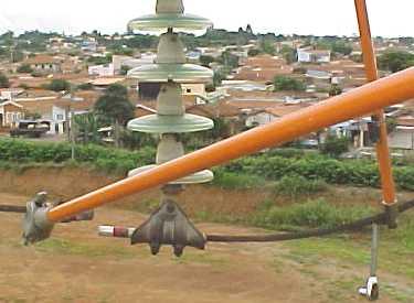 Como na abertura, o fechamento do jumper também requer somente 02 (dois) eletricistas no corpo da torre, utilizando das mesmas ferramentas e bastões.