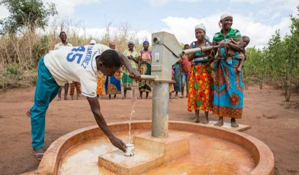 Contribuição para o aumento do rácio de comunidades com acesso a água potável O fornecimento de água potável em Moçambique está abaixo de 49%, com uma grande