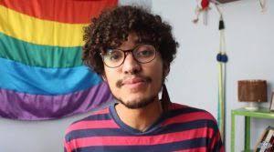 Murilo Araujo 26 anos, é negro, baiano, hoje mora no Rio de Janeiro. Faz pós - graduação em Linguística Aplicada na UFRJ.
