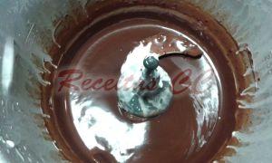 Ingredientes 1 Tablete de chocolate de culinária (200gr) 1 pacote de natas (200ml) Tr/Amassar 2min 8min 1ª Parta a tablete de chocolate aos cubos e coloque na taça com o pacote de natas.