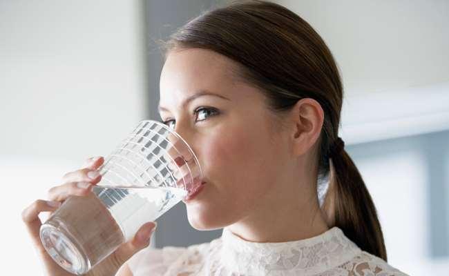 2. Garrafa de água Encha uma garrafa de água, pois assim é possível se manter hidratado sem a necessidade de ficar parando a sua tarefa toda hora.