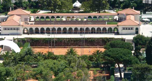 Centro de Treino de Ténis 27 campos descobertos em pó de tijolo 6 campos cobertos de piso sintético 3 paredes bate bolas