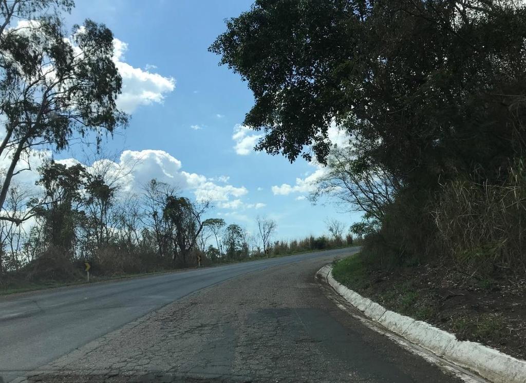 30 Em alguns pontos, além da degradação do pavimento, observou-se remendos no pavimento que, segundo a Agência CNT de Notícias (2018), é caracterizado por: Panela preenchida com uma ou mais camadas