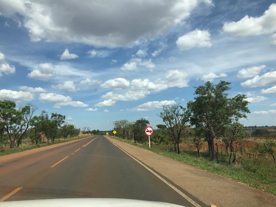 em vias com pistas simples, como é o caso da rodovia avaliada, e são inseridas por motivos de segurança dos usuários e se torna nula quando