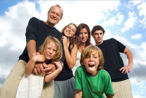 Desmistificar mitos e crenças face aos comportamentos aditivos e dependências (CAD). 4. Promover as competências da família para apoiar o seu familiar. 5.
