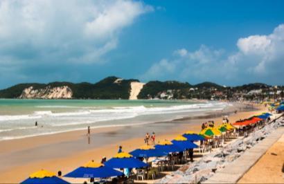 o espaço entre a Roberto Freire e a praia hoje concentra