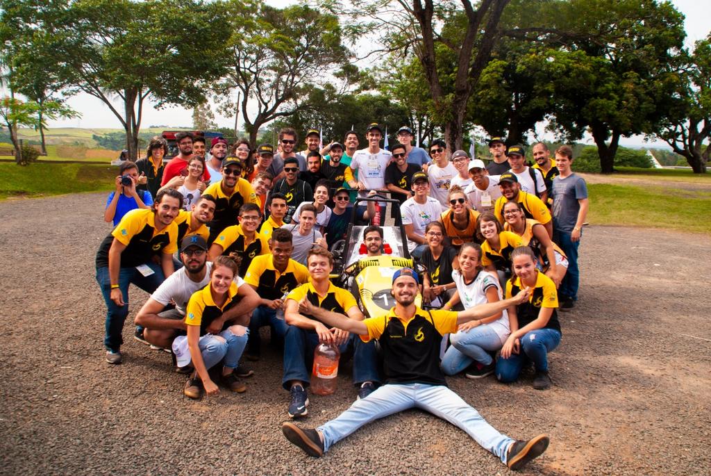 Inicialmente, conseguiu-se o apoio dos professores, em seguida, uma sala foi