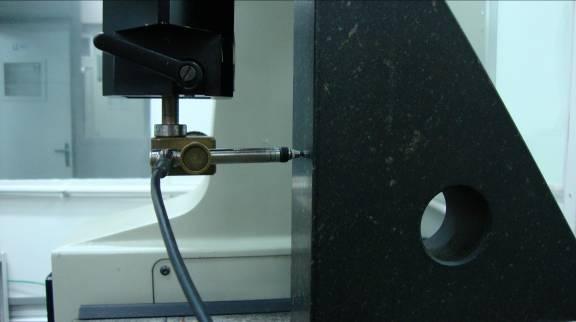 Fiou-se o apalpador linear no lugar da sonda de medição e posicionou-se o esquadro de granito sobre a mesa de medição