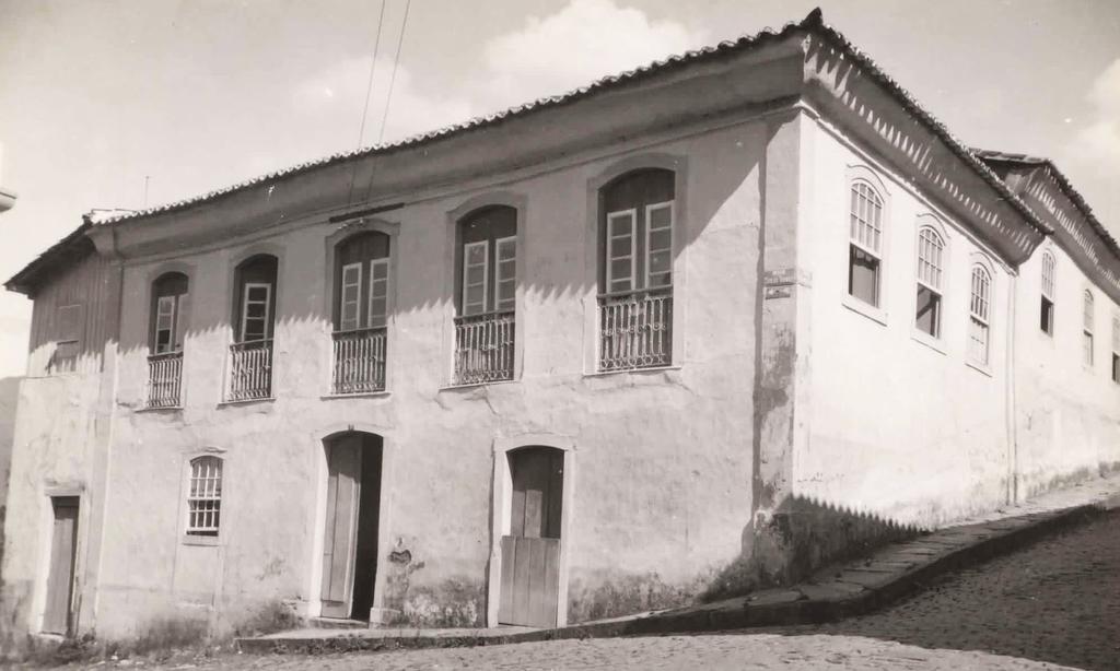 Apresentação Aqui nasceu a literatura brasileira é um livro sobre fotografia, literatura e patrimônio arquitetônico. O que as casas onde nascemos e vivemos podem falar sobre nossa vida?