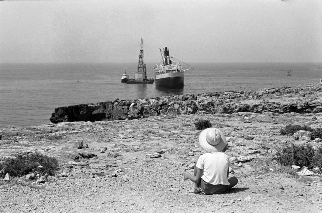 Foto Final Paquete inglês Hildebrand encalhado junto ao Forte de Oitavos Setembro de 1957 Acervo do CDI Contactos Correio eletrónico cdi@portodelisboa.