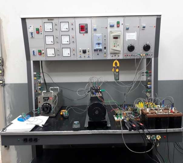 Capítulo V Análise dos Resultados Expeimentais e Simulados 111 Figua 5.7 Fotogafia da bancada paa o segundo teste expeimental. 5. Simulações computacionais: metodologia Os dados e paâmetos do geado síncono de polos salientes são apesentados nas Tabelas 5.