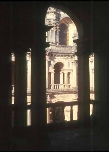 Diogo de Torralva, 1554 (inic.) Convento de Cristo Claustro dos Filipes Tomar, Pt... Torralva aumentou a espessura dos pares de colunas[.