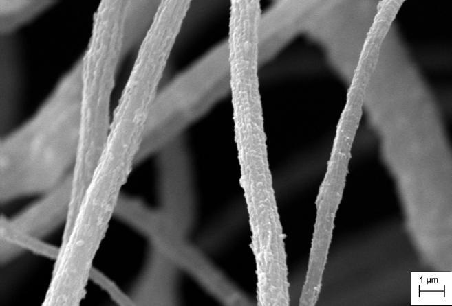 2(a) a imagem de nanofibras de ITO/PVDF obtidas com a concentração de 1,0x10-1 g de ITO, observa-se nanofibras formadas com