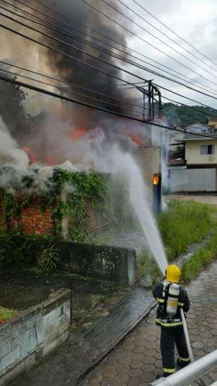 TÉCNICAS DE EXTINÇÃO DE FOGO 2- RESFRIAMENTO Quando se baixa