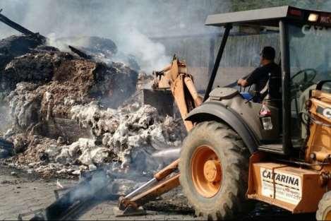 TÉCNICAS DE EXTINÇÃO DE FOGO 3- RETIRADA DO MATERIAL COMBUSTÍVEL A retirada do combustível, que poderá ser parcial ou total,