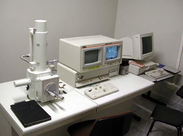 Material e método Posteriormente, os dentes foram levados ao microscópio eletrônico de varredura da marca JEOL, modelo JSM 25SII (Japão), instalado no Departamento de Patologia da Faculdade de
