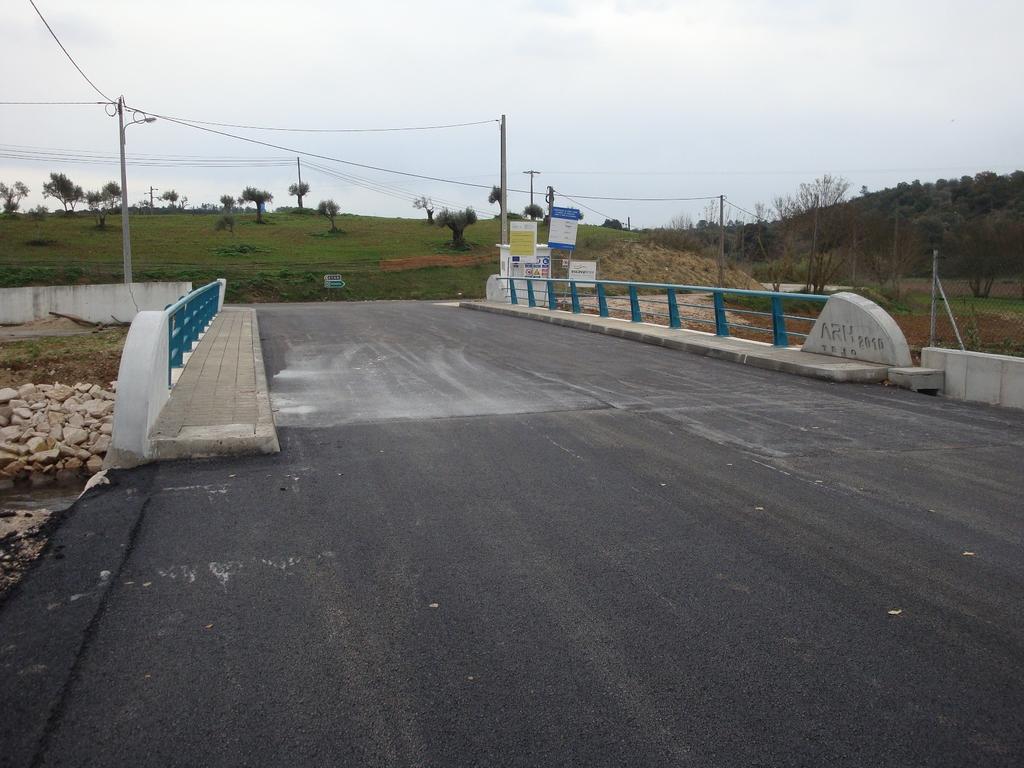 do Carvalho; O muro de avenida foi concluído em Novembro de 2010.