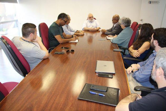 Professor Azevedo preside reunião da equipe coordenada pelos servidores Jorge Cruz e Marco Aurélio que tem a missão de