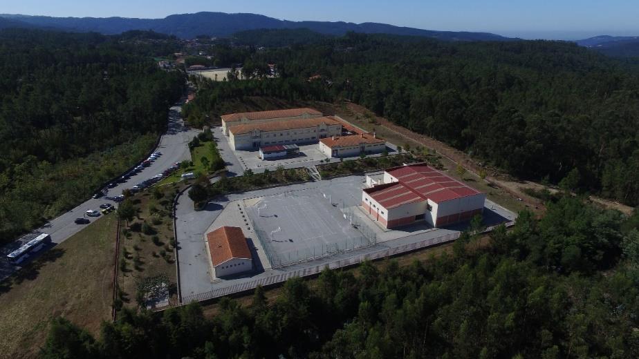 ESCOLAS DO AGRUPAMENTO Escola Secundária de Vouzela (ESCOLA-SEDE) Escola Básica de Campia Imagem 1: A Escola Secundária de Vouzela situa-se na Vila de Vouzela, na Quinta das Regadas.