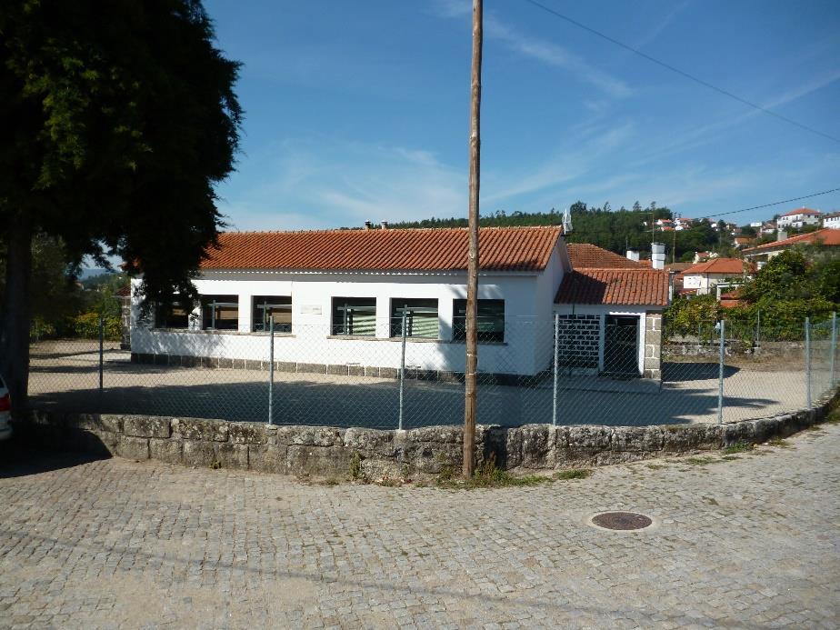 Distancia-se da Escola Sede em 9 km. Escola Básica de Viladra Imagem 4: A Escola Básica de Viladra tem alunos do 1º Ciclo do EB.