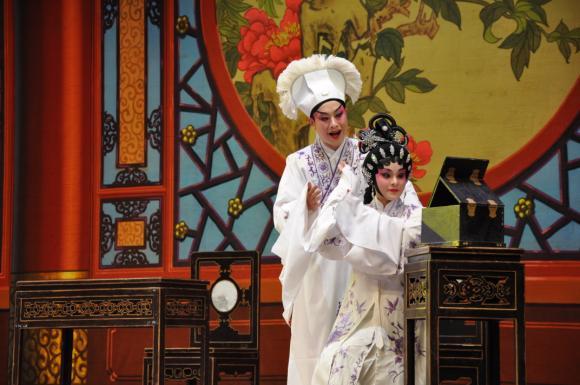 Ó pera Yueju (Ó pera Cantonense) Sendo uma das tradições de ópera chinesa mais influentes na