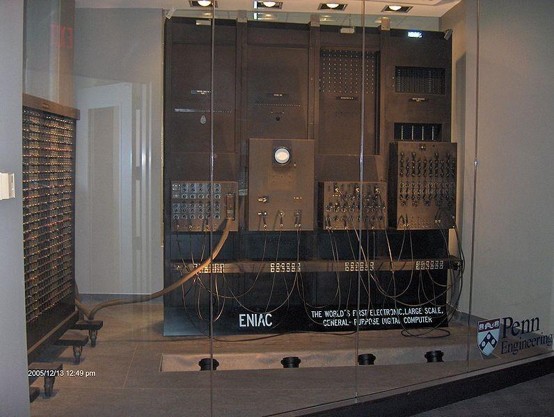 Um pouco de história 1943: ENIAC Primeiro computador eletrônico Construído na Universidade da Pensilvânia Ocupava uma sala inteira