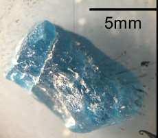 31 Observou-se que alguns cristais possuíam uma quantidade significativa de impurezas vistas a olho nu de cor esbranquiçada, fugindo das características mineralógicas da fluorapatita e que poderiam