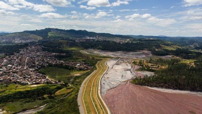 minerada ou na área de deposição de rejeito drenagem ácida); Área de mineração. Fonte: BBC.