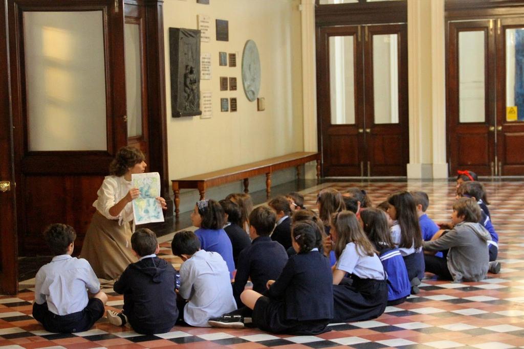 As Visitas Encenadas dividem-se em vários momentos-chave que se desenrolam num percurso pelos seguintes espaços do TMBD: bilheteira, foyer, sala de espetáculos, palco, ponto, camarins, camarote