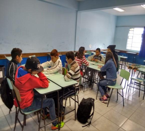 Imagem 1: Bolsista ID Caroline Resena realizando aula expositiva sobre as interações ecológicas.