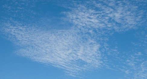 Ela está relacionada com a aproximação de uma frente fria. Cirrocumulus (Cc): Essa é também uma nuvem alta.