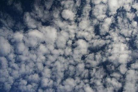 NUVENS: Nuvens Médias As (Altostratus), Ac (Altocumulus) Altocumulus (Ac): Essa nuvem aparece no céu em pequenos tufos ou elementos, com