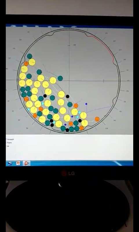 43 TAVARES (2011) desenvolveu simulações utilizando conceitos de elementos discretos para minério de ferro utilizando um software, EDEM, que permite simular centena de milhares de partículas em uma