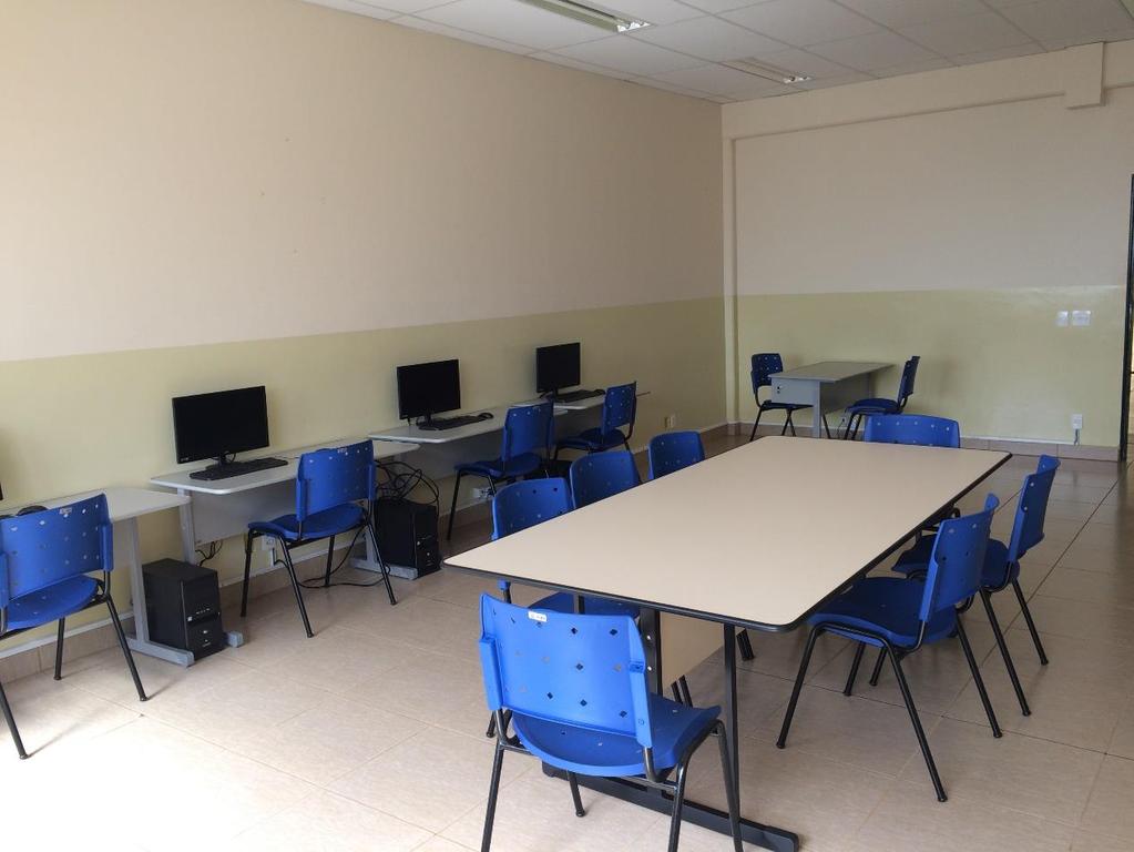 Sala de Tutoria Gabinetes/ estações de trabalho para professores Os docentes em TI (Tempo Integral) do UniSALESIANO, dispõe de uma sala, localizada no bloco C - Sala 02, andar térreo, equipada com