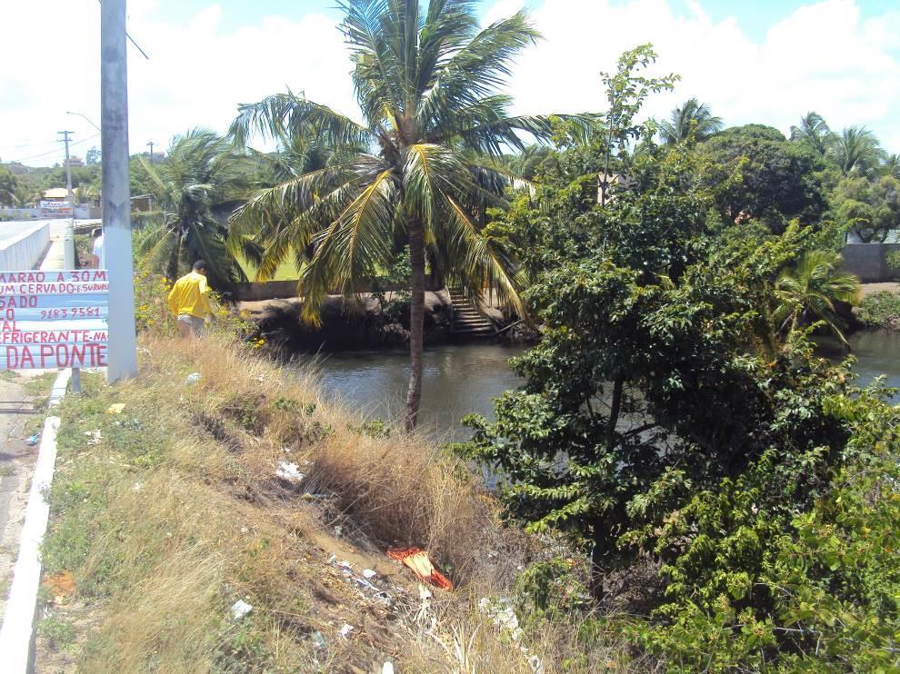 ESTAÇÃO DE MONITORAMENTO PI-02 Esta estação está localizada no rio Pirangi, ainda bem próxima do seu estuário, ao lado da ponte nova de Pirangi do Norte (Figura 21).