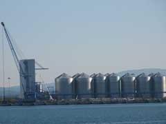 Cargo News 8 de Junho de 2010 Sograin faz primeiro serviço ferroviário Esta semana a Sograin, detentora dos silos de cereais do porto de Aveiro (foto), vai fazer o seu primeiro comboio.