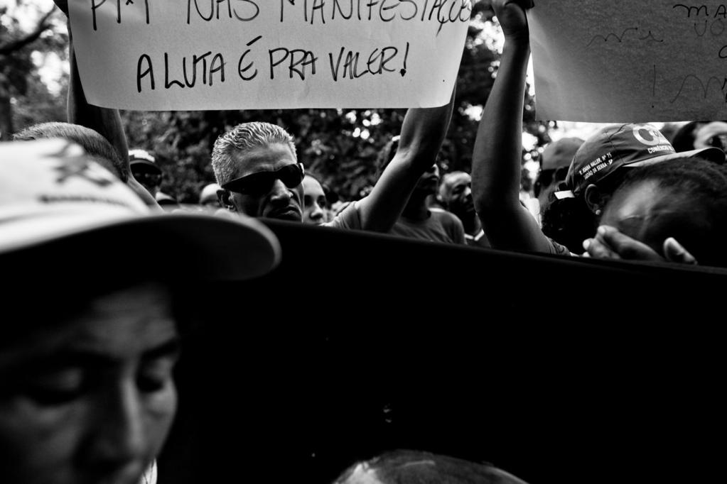 Manifestação contra violência policial e por direito à moradia na frente