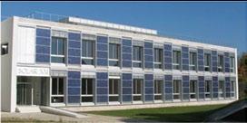 Em Portugal é possível encontrar algumas A instalação de painéis fotovoltaicos foi analisada Iluminação aplicações integradas de painéis fotovoltaicos considerando o cenário de auto-consumo.
