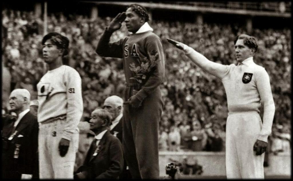 Jesse Owens é premiado com medalha de ouro