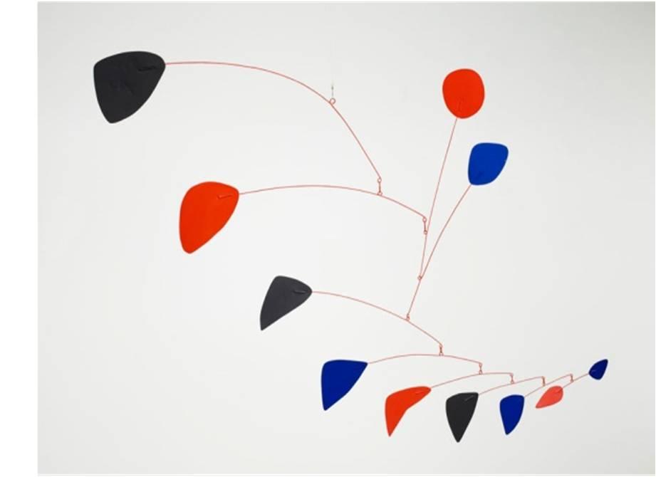 3 CONCEITO E REFERÊNCIAS Este projeto nasceu a partir da ideia de móbile, termo usado inicialmente por Marcel Duchamp em 1932, ao observar as esculturas do artista norte americano Alexander Calder.