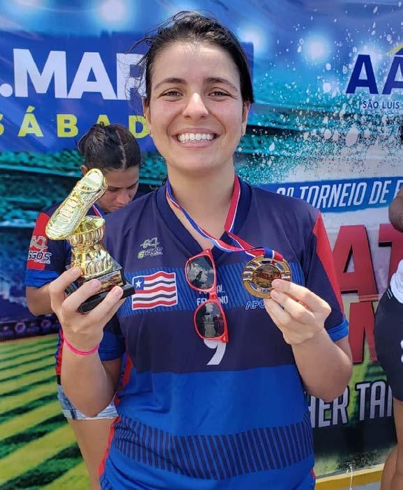 time conquistou a medalha de bronze. No destaque (segunda foto), está Janaína Macedo, artilheira pela Apcef/MA com 3 gols feitos.
