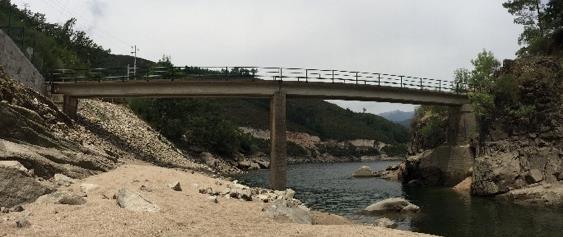 ponte em betão armado, constituída por dois vãos livres de aproximadamente 16.8 metros suportados por um pilar central. Ambos os vãos da ponte são simplesmente apoiados nos encontros e no pilar.