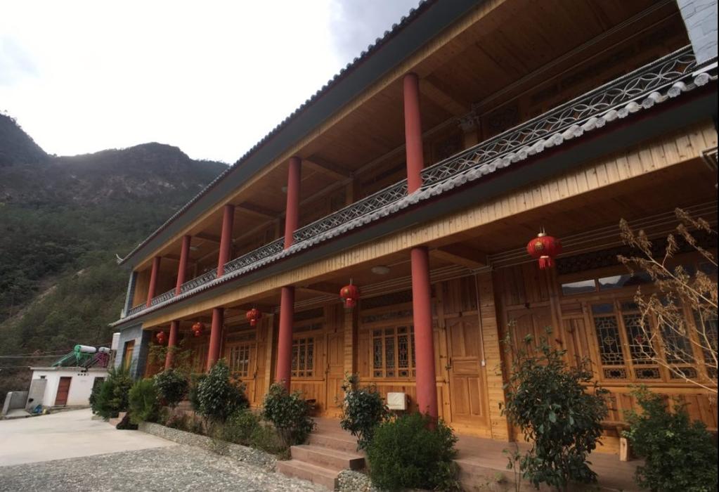 2 Caminhada pelos Mosteiros Tibetanos 3 Tiger Leaping Gorge Snow Sands Grand Hotel Tea Horse Guesthouse Hoje terá oportunidade de conhecer verdadeiros monges tibetanos!