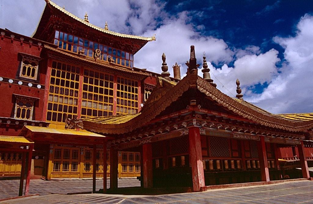 Este mosteiro foi construído na dinastia de Yuan (séc. XIII) e as suas paredes contêm centenas de anos de história!
