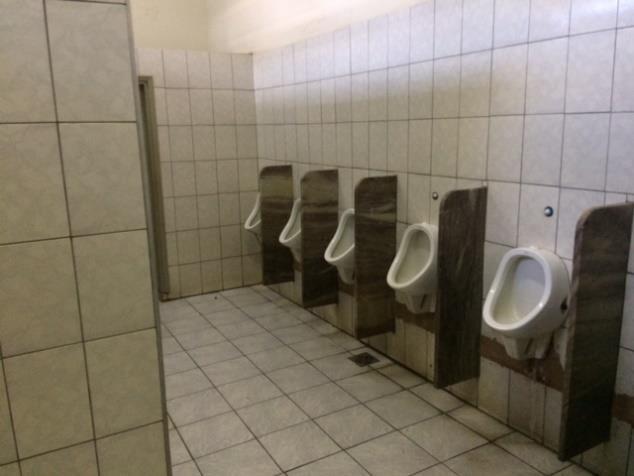 Banheiro masculino quantidade de vaso(s) sanitário(s) instalado(s): Existem 2 (dois) vasos sanitários instalados no banheiro masculino.
