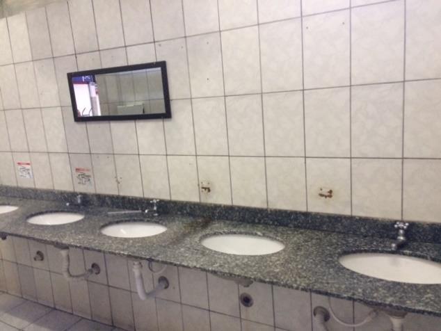 Banheiro masculino quantidade de vaso(s) sanitário(s) instalado(s): Existem 2 (dois) vasos sanitários  Banheiro masculino quantidade de vaso(s)