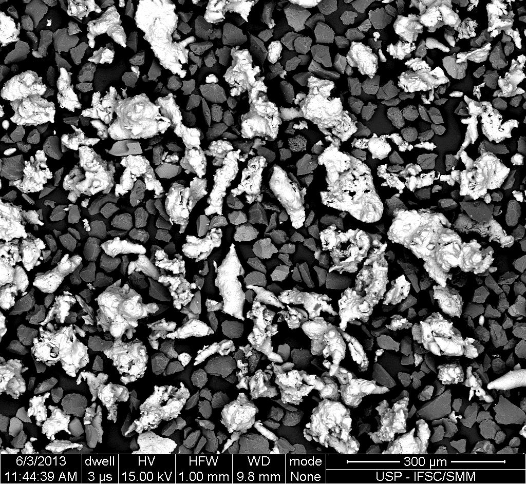 64 Figura 19 Micrografia eletrônica de varredura da liga L 3. 4.1.4 Caracterização do abrasivo SiC Na figura 20 verifica-se uma microscopia eletrônica de varredura do pó abrasivo de SiC utilizado nos ensaios tipo esfera-livre.